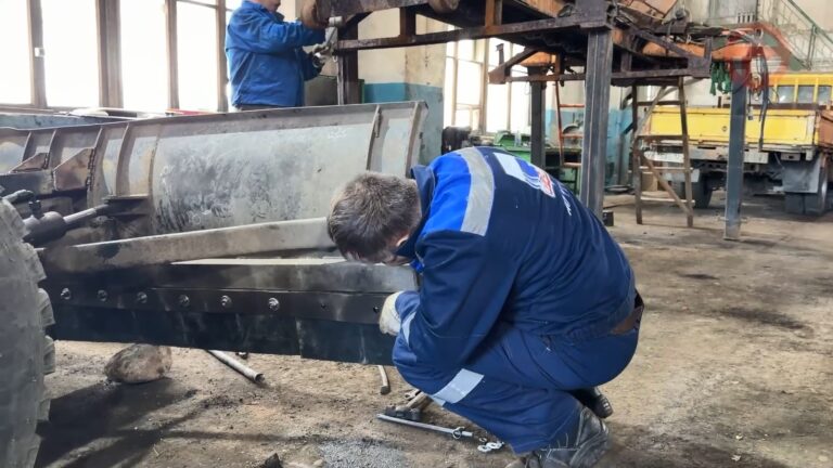✔️ Тепловые сети готовят дорожную технику к снегопадам и гололёду